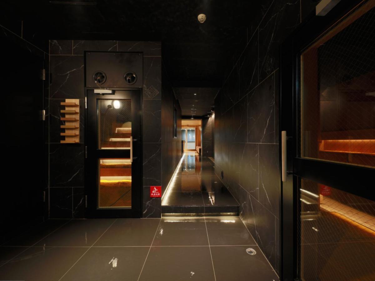 โรงแรมแคปซูล Rembrandt & Shimbashi - Caters To Men