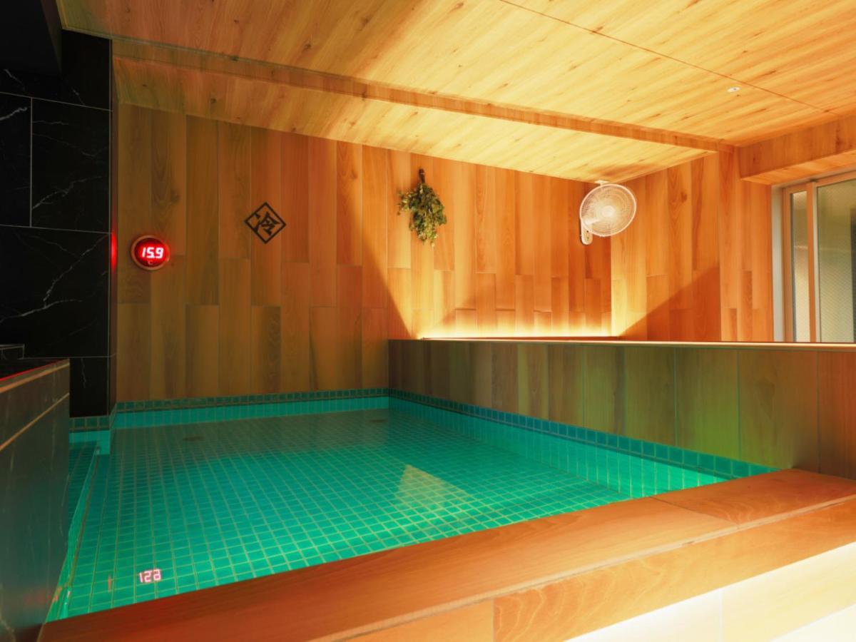 โรงแรมแคปซูล Rembrandt & Shimbashi - Caters To Men