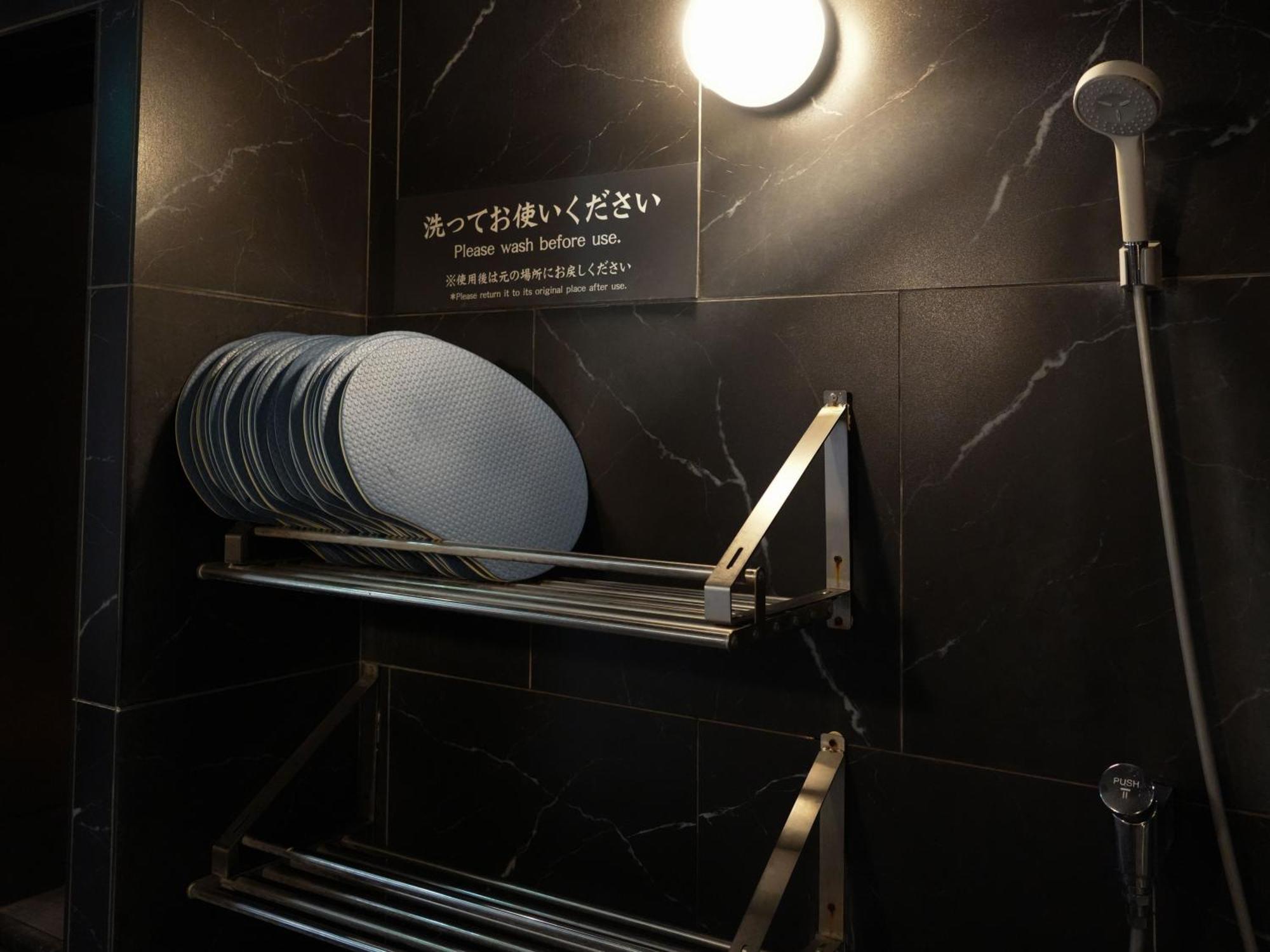 โรงแรมแคปซูล Rembrandt & Shimbashi - Caters To Men